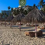 Cozy Beachfront Studio - Beach Club - Pools