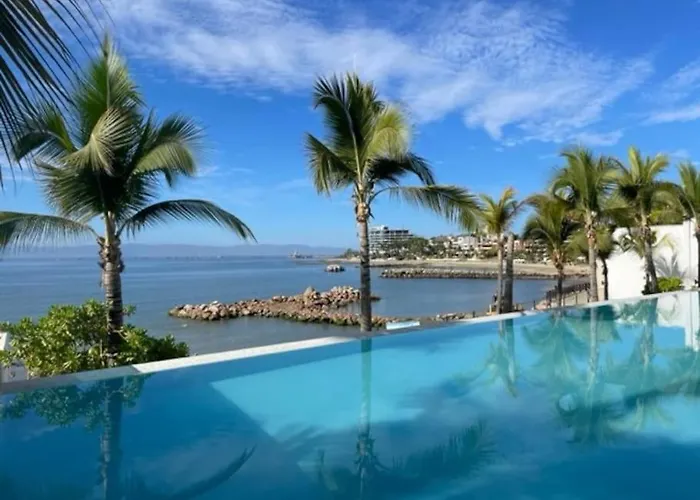 Fantastic Designer Apartment, Beachfront!