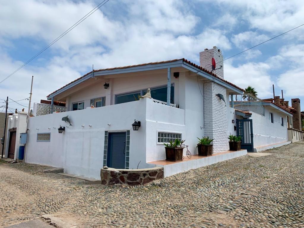 House Sleeps 14 & Steps To Sandy Mins To Downtown *