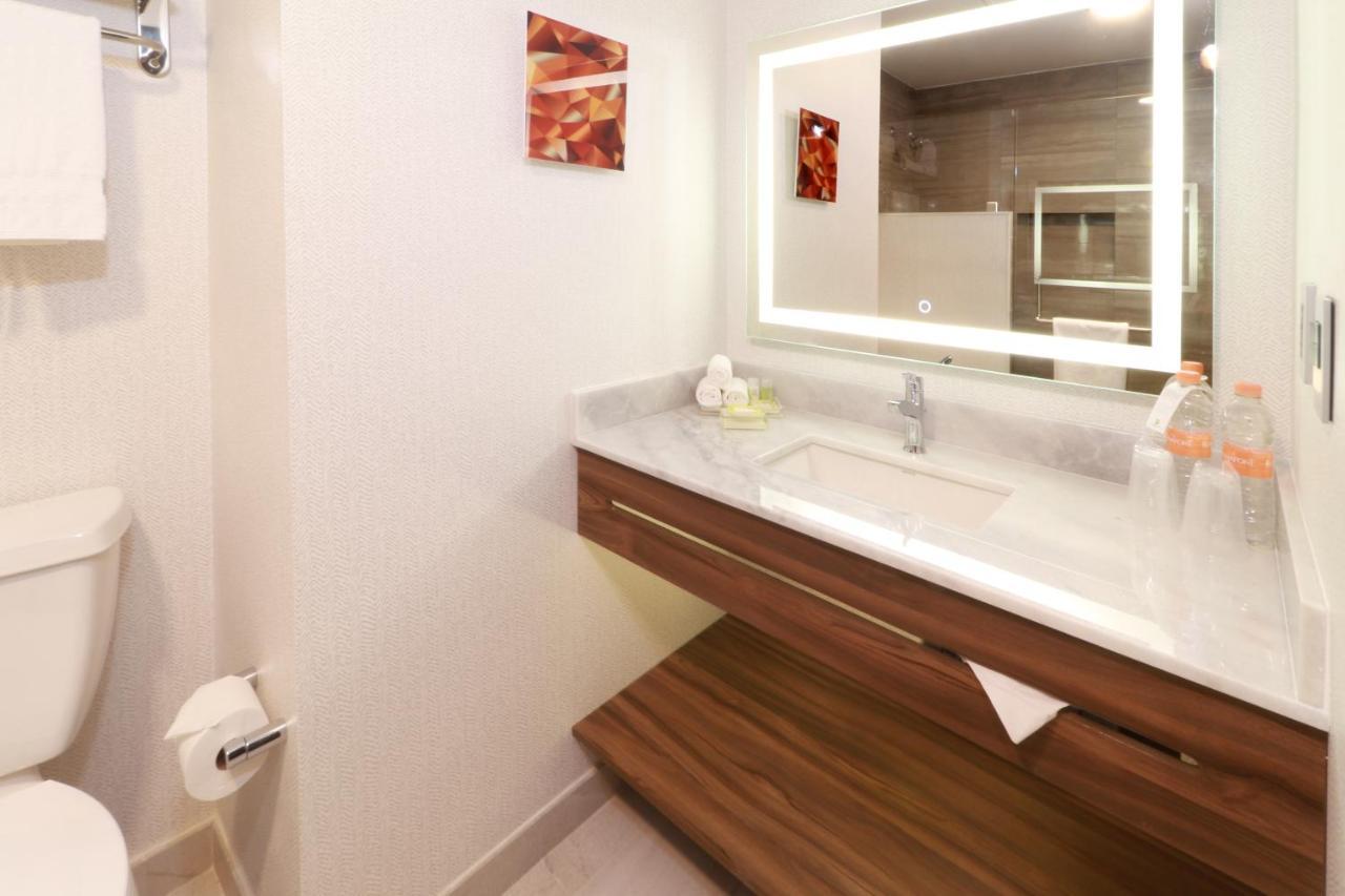& - Monterrey Zona Airport By Ihg 5*