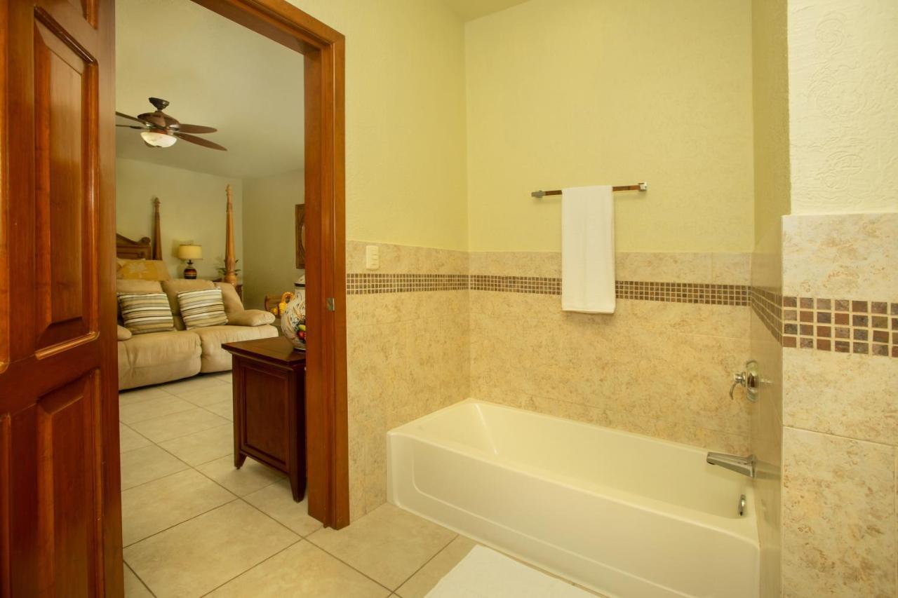 Beach House Luxury Vacation - Paradise Has 2 Private Master Suites Ocean & Garden View
