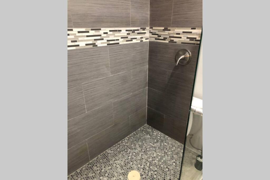 New 2 Bedroom Luxury -great Location -modern