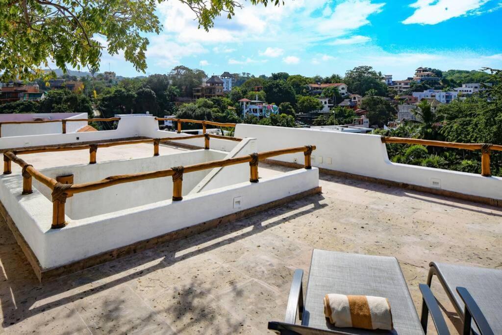 Kiwi. Huge Pool, Steps To Town N Beach. 6 Brm 7.5 Bth 3 Kcn