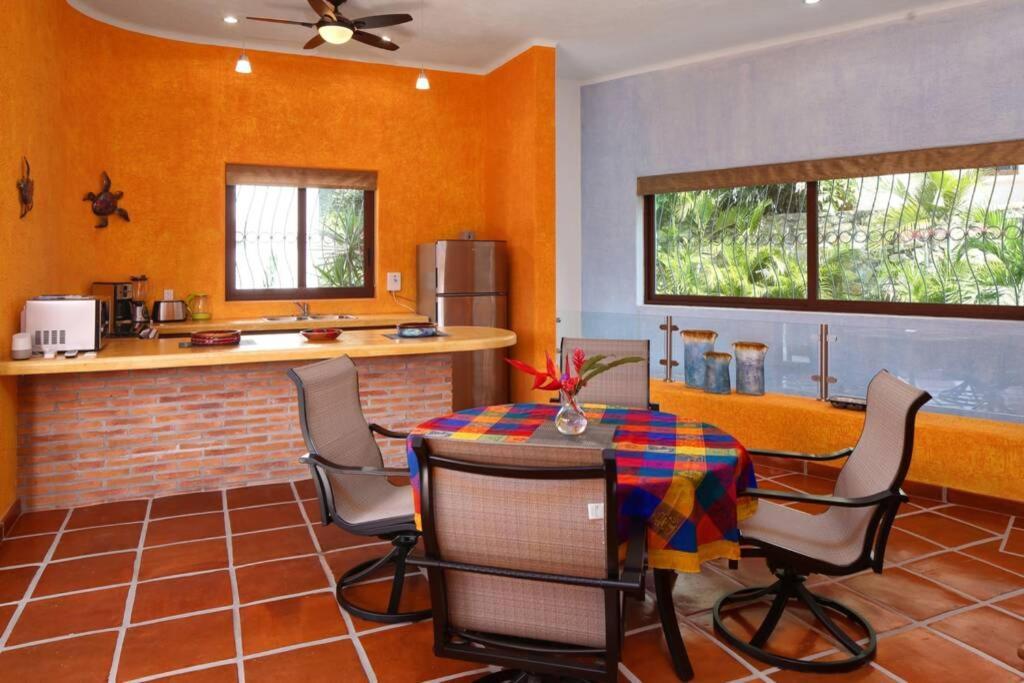Kiwi. Huge Pool, Steps To Town N Beach. 6 Brm 7.5 Bth 3 Kcn Lodge