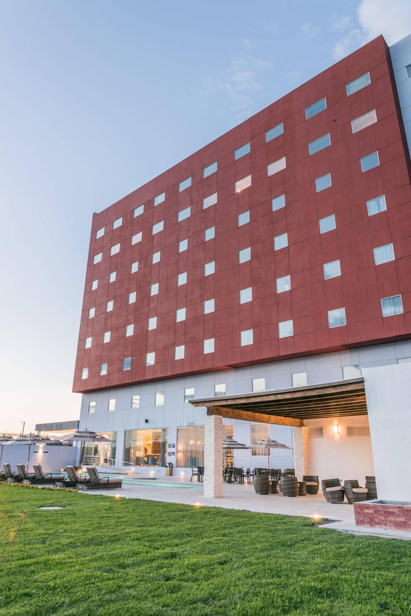 Hotel Hampton & Suites By Hilton Bajio