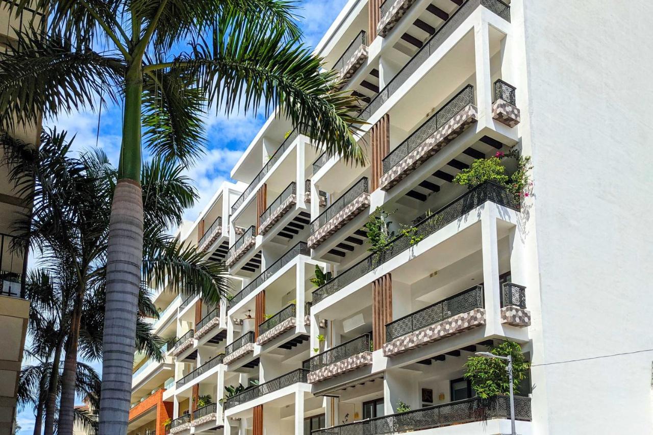 Luxe Condo, Steps From It Apartment