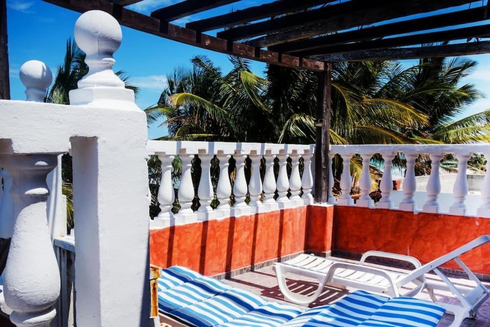 Beachfront Casa Maya Lodge *