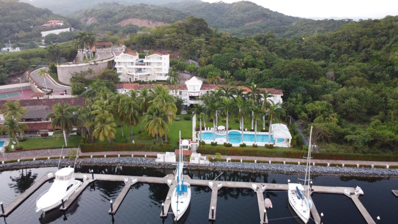 Marina * Ixtapa (Guerrero)