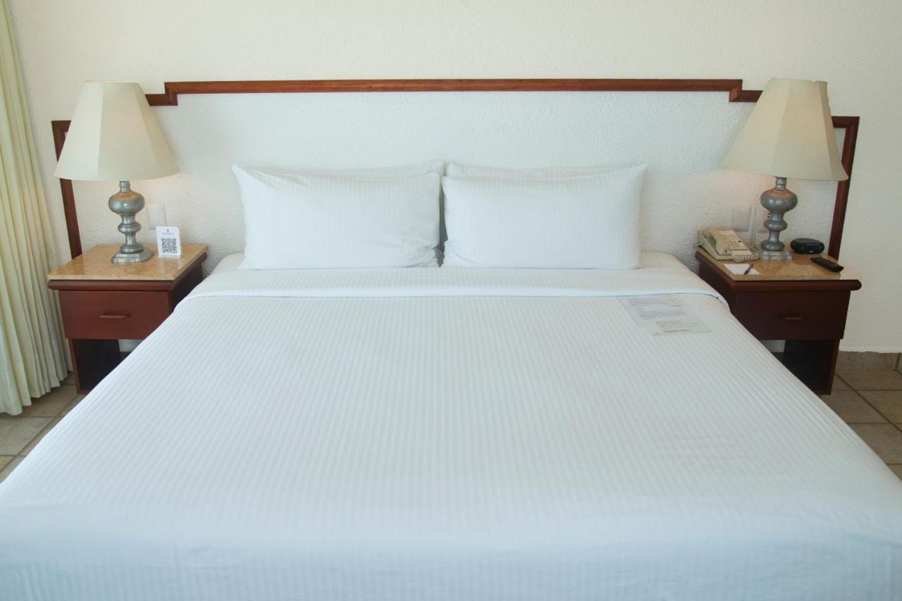 Hotel Emporio Ixtapa