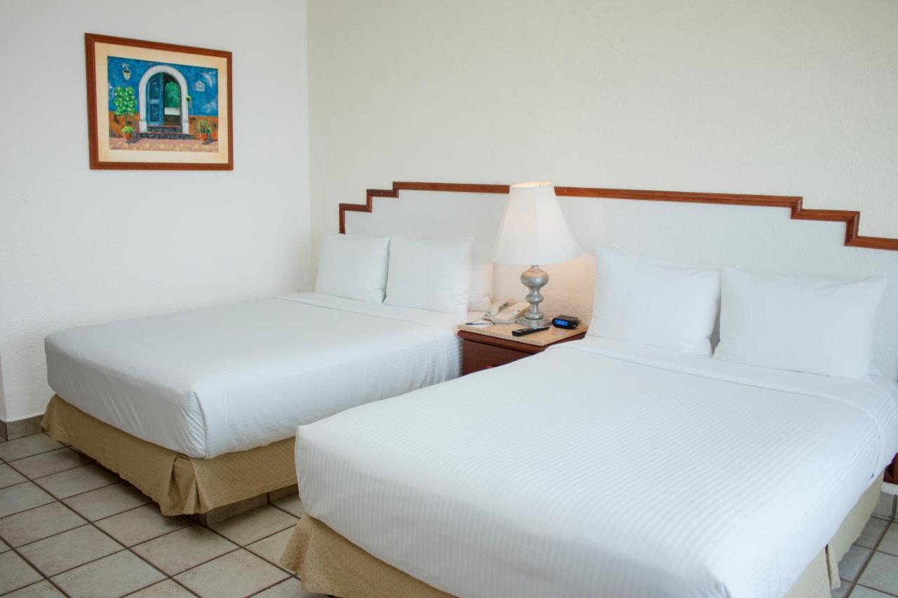 Hotel Emporio Ixtapa 5*