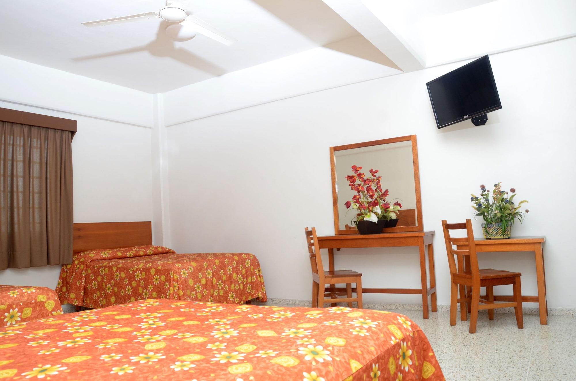 Delfines - A 2 Calles Del Acuario Hotel 3*