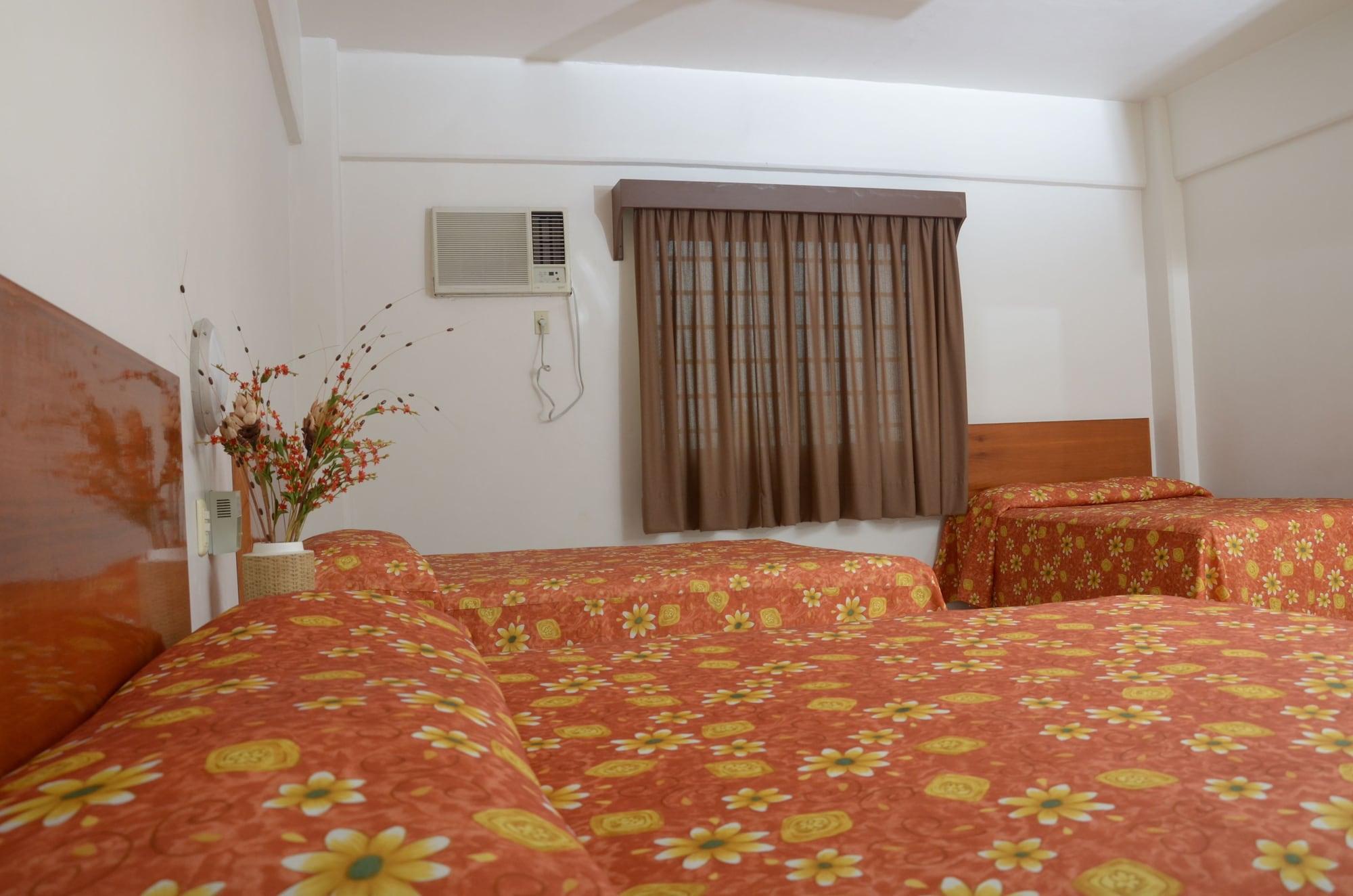 Hotel Delfines - A 2 Calles Del Acuario 3*