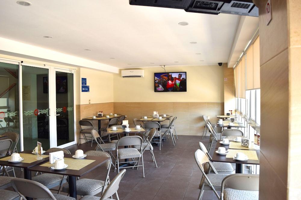 Hotel Delfines - A 2 Calles Del Acuario 3*