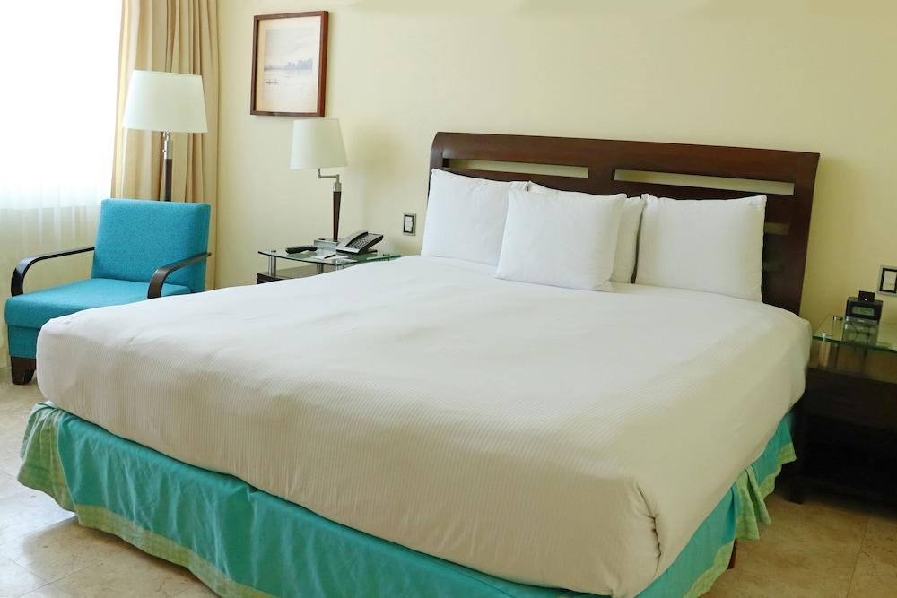 - Aeropuerto By Ihg Hotel 4*