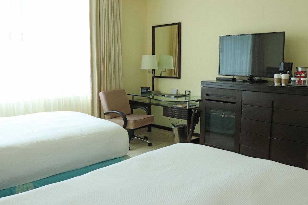 - Aeropuerto By Ihg Hotel