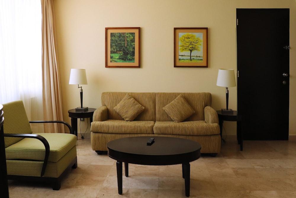 - Aeropuerto By Ihg Hotel 4*