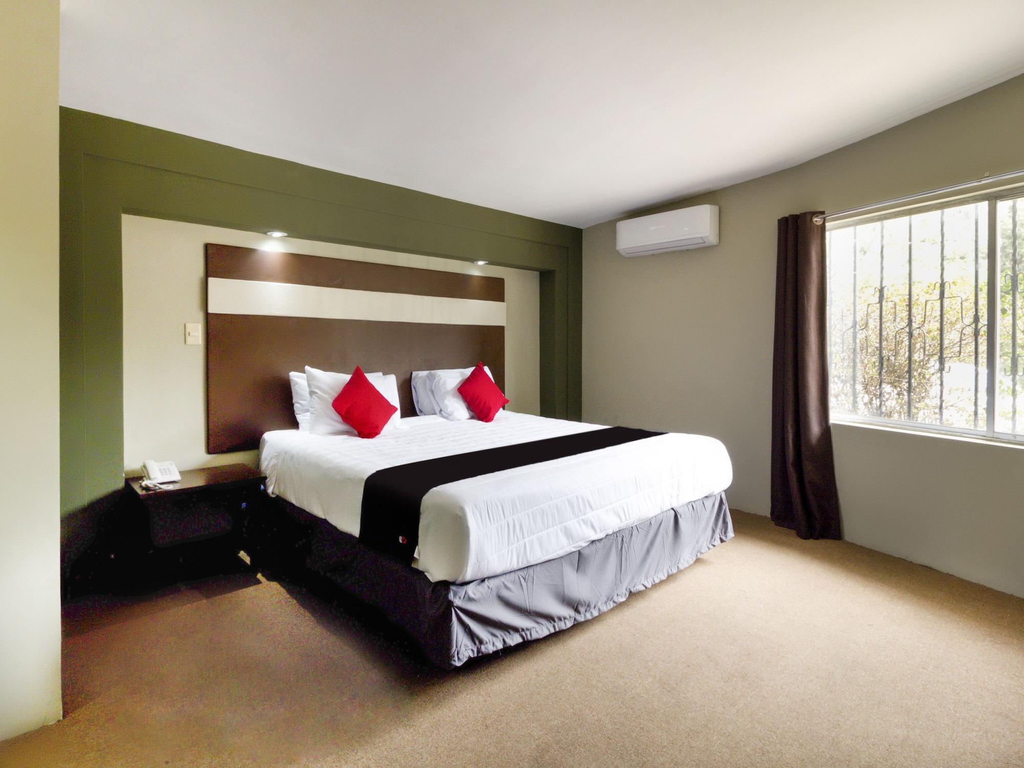 La Fuente, Hotel