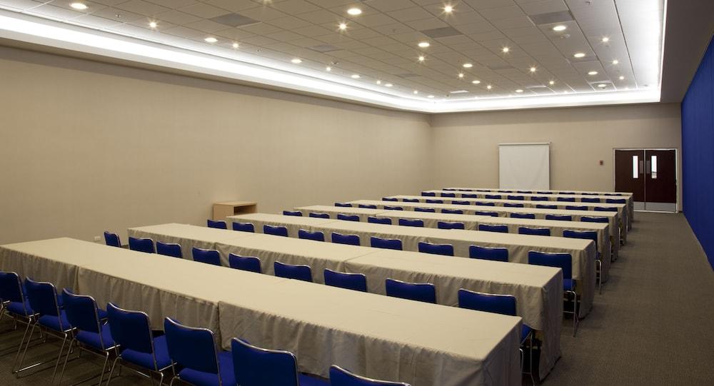 Aparthotel Express By Marriott 4*
