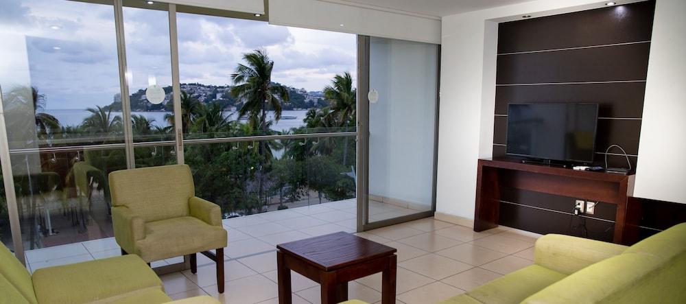 Ramada By Wyndham & 4* Acapulco