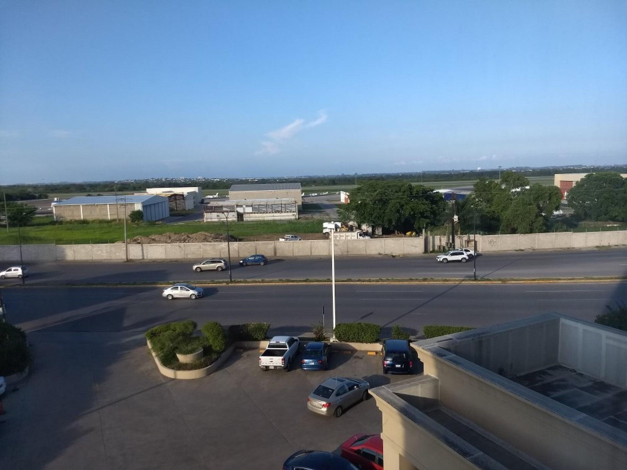 Hampton Airport Hotel 3*