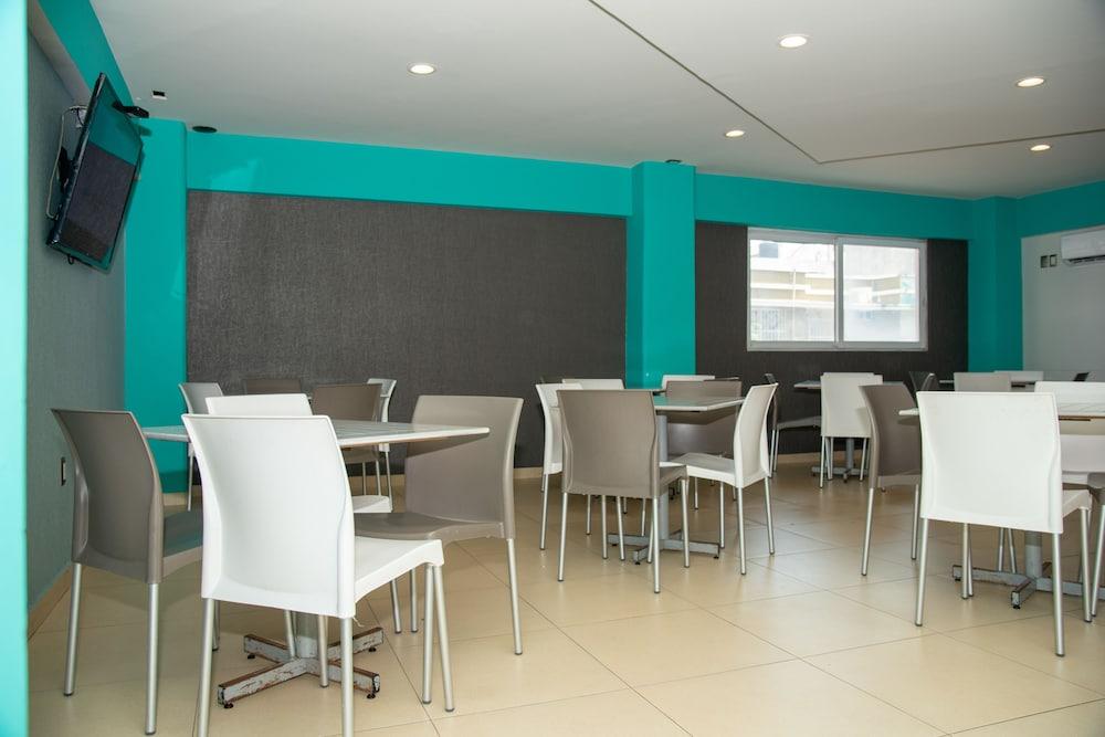 Impala -atras Del Ado Hotel 3*