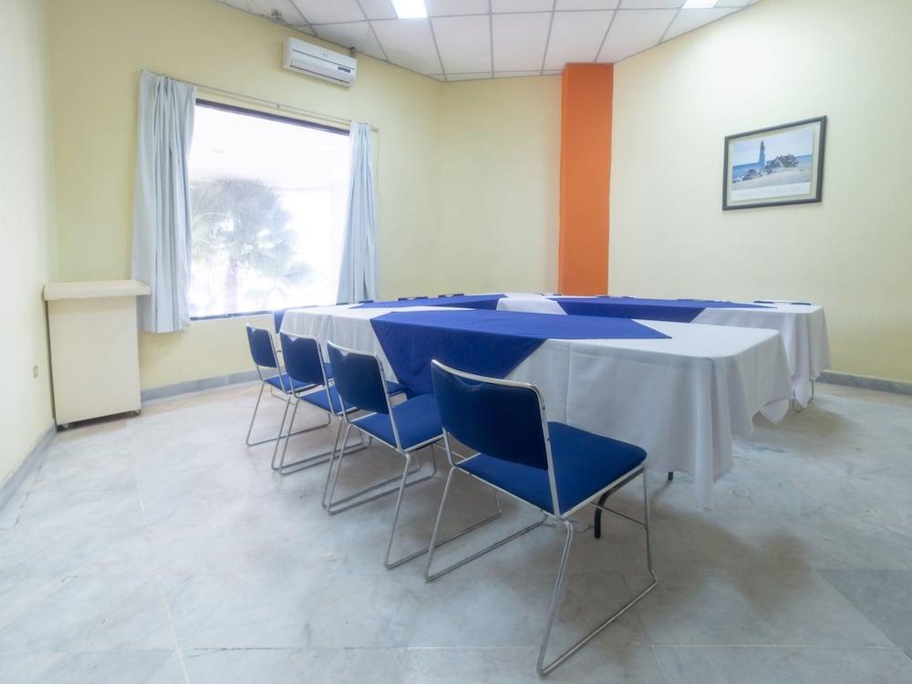Capital O Casa Real Celaya Hotel 2*