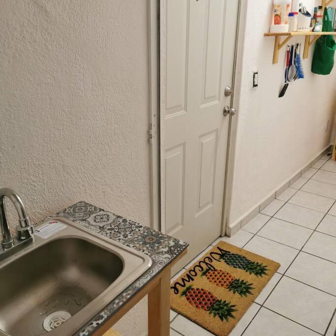 Lovely With Balcony Ac & Wi-fi, Minutes From Downtown! Apartment *