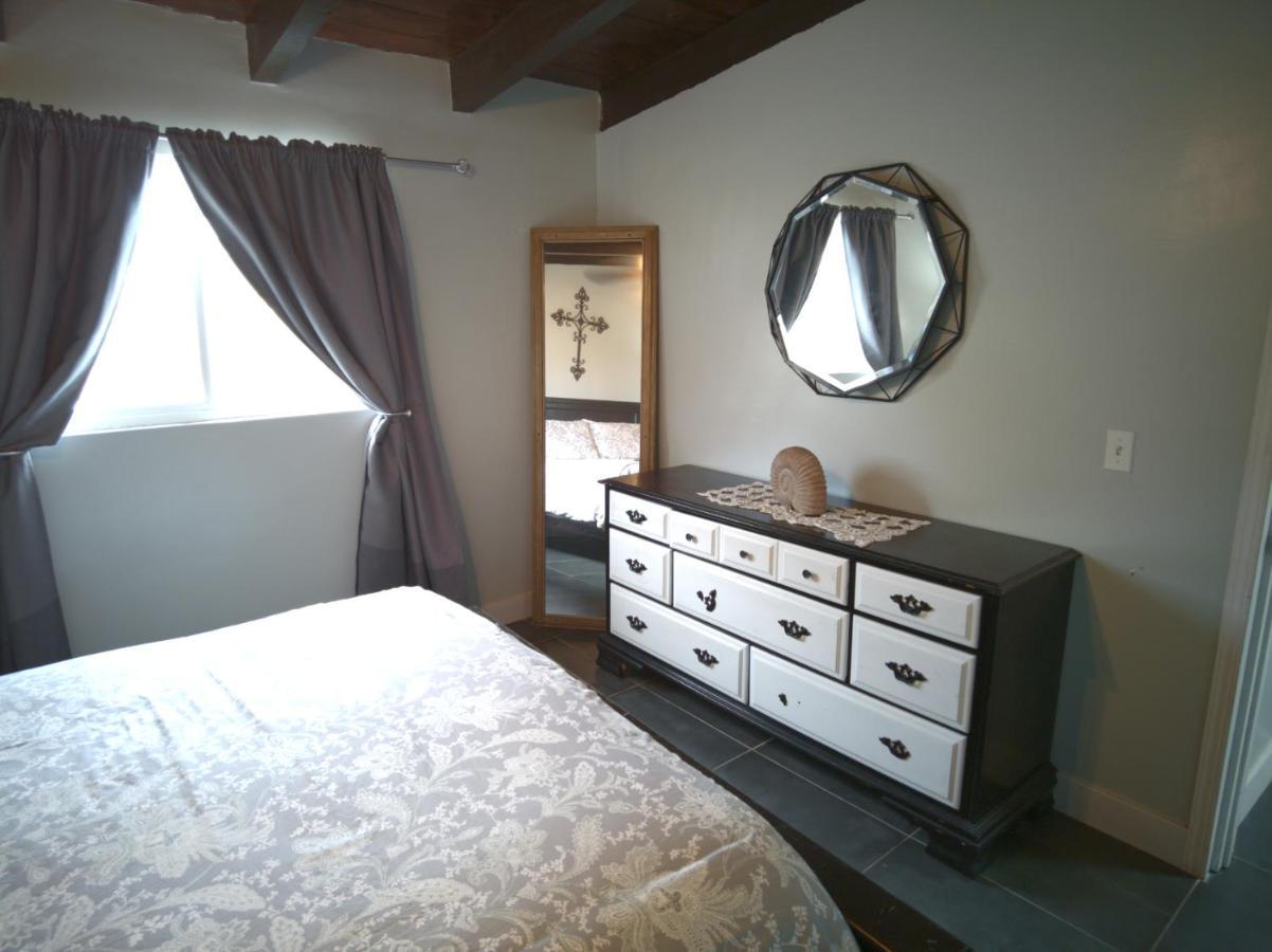 House Sleeps 14 & Steps To Sandy Mins To Downtown Holiday home