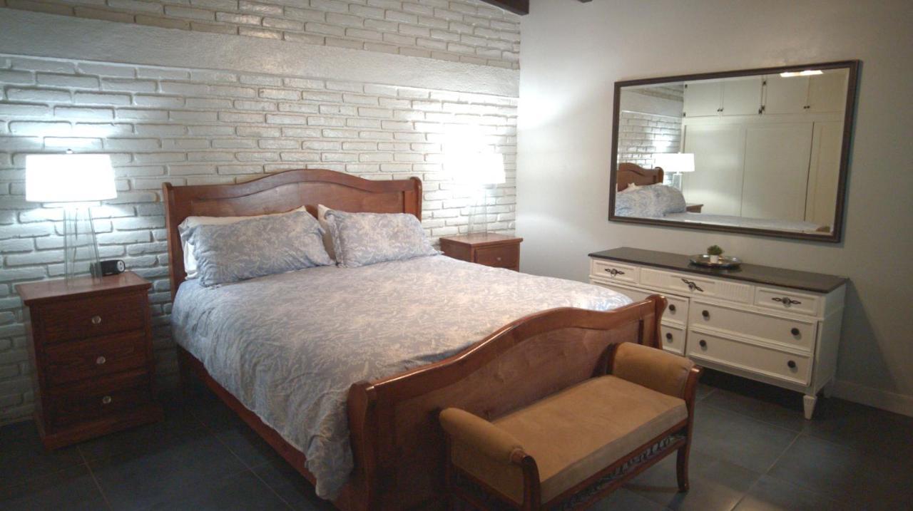 House Sleeps 14 & Steps To Sandy Mins To Downtown Holiday home *
