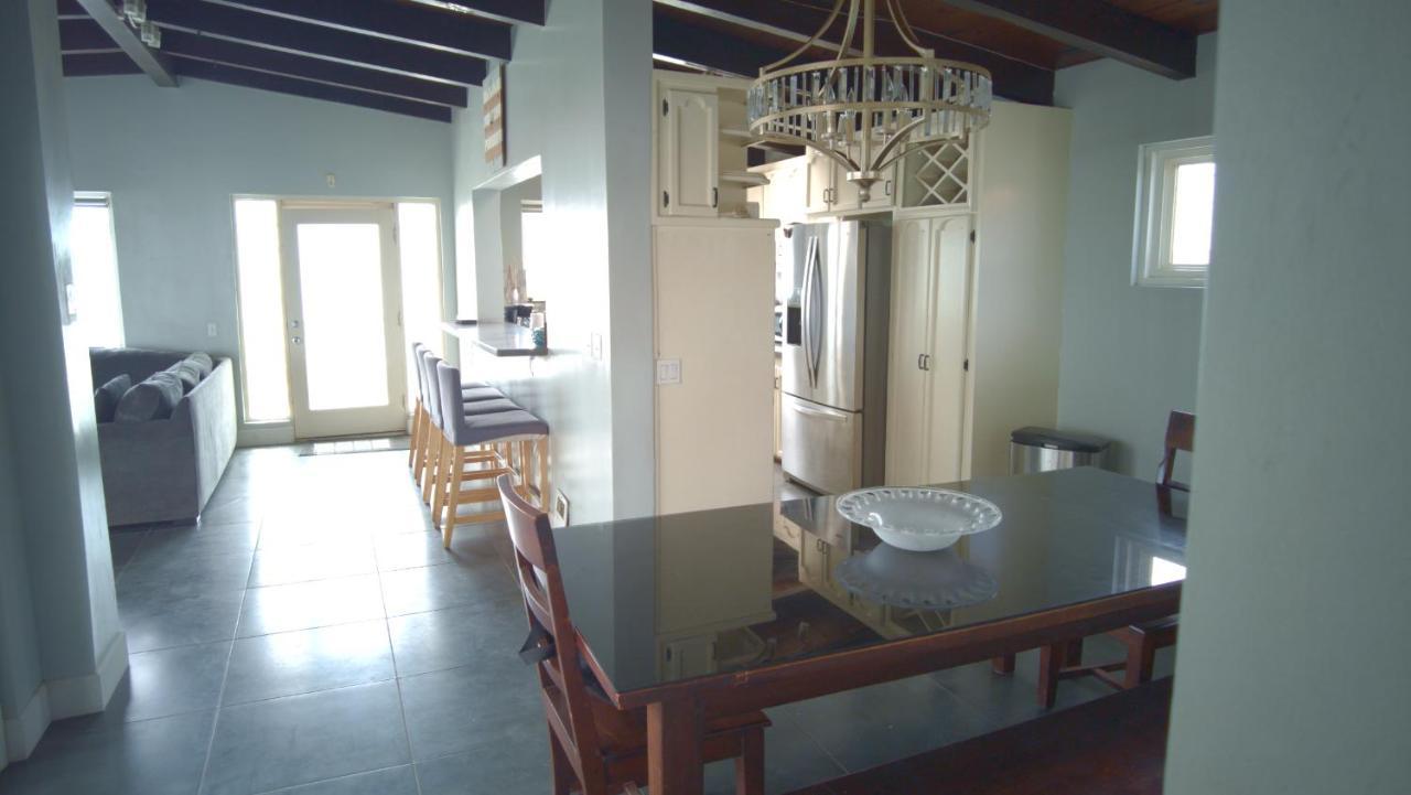 House Sleeps 14 & Steps To Sandy Mins To Downtown Rosarito