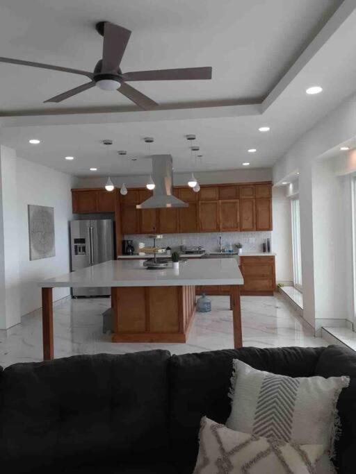 Beachfront 4 Bedroom Penthouse - Pool Steps To & Mins To Downtown Apartment Rosarito