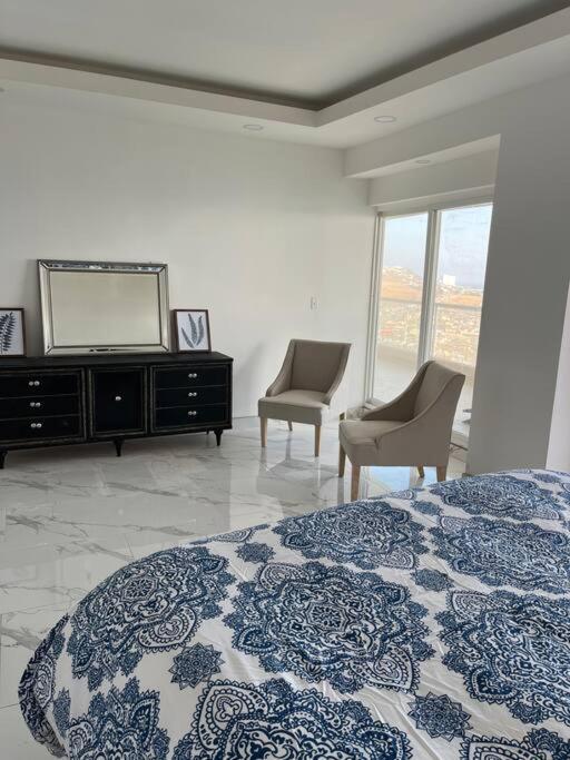 Beachfront 4 Bedroom Penthouse - Pool Steps To & Mins To Downtown *