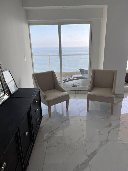 Beachfront 4 Bedroom Penthouse - Pool Steps To & Mins To Downtown *