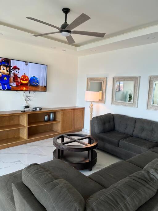 Beachfront 4 Bedroom Penthouse - Pool Steps To & Mins To Downtown Apartment *