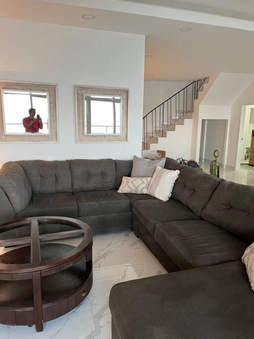 Beachfront 4 Bedroom Penthouse - Pool Steps To & Mins To Downtown Apartment