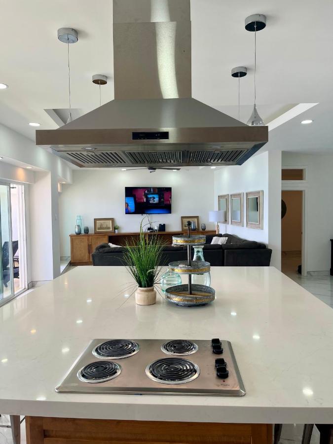 Beachfront 4 Bedroom Penthouse - Pool Steps To & Mins To Downtown Apartment