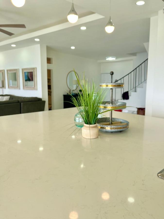Beachfront 4 Bedroom Penthouse - Pool Steps To & Mins To Downtown *