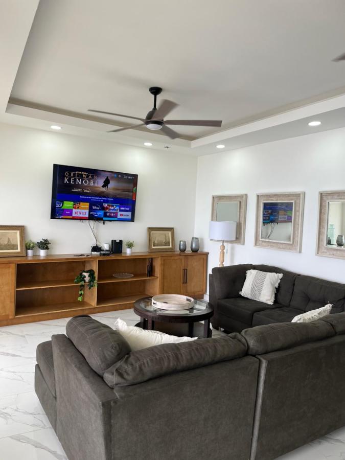 Beachfront 4 Bedroom Penthouse - Pool Steps To & Mins To Downtown Apartment Rosarito