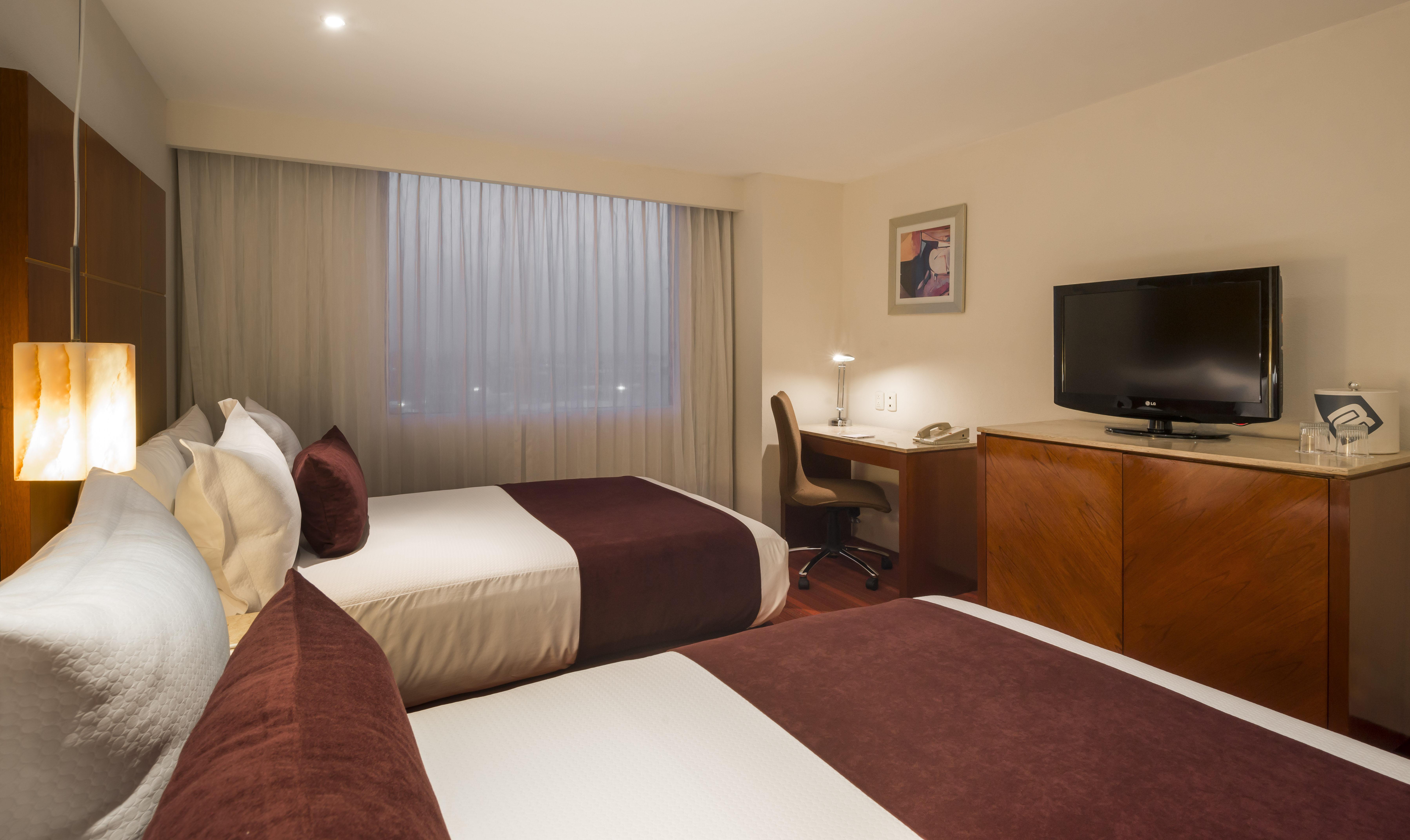 Hotel Camino Real Aeropuerto 5*