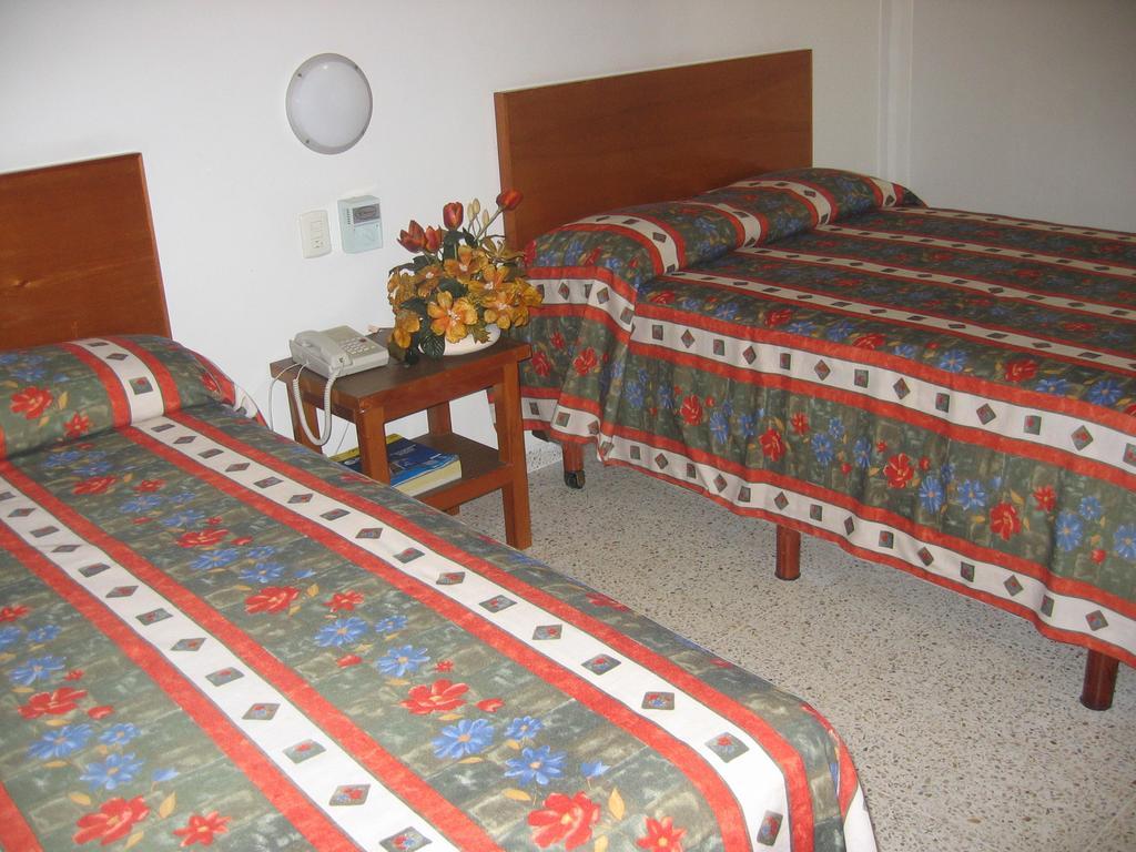 Hotel Delfines - A 2 Calles Del Acuario 3*