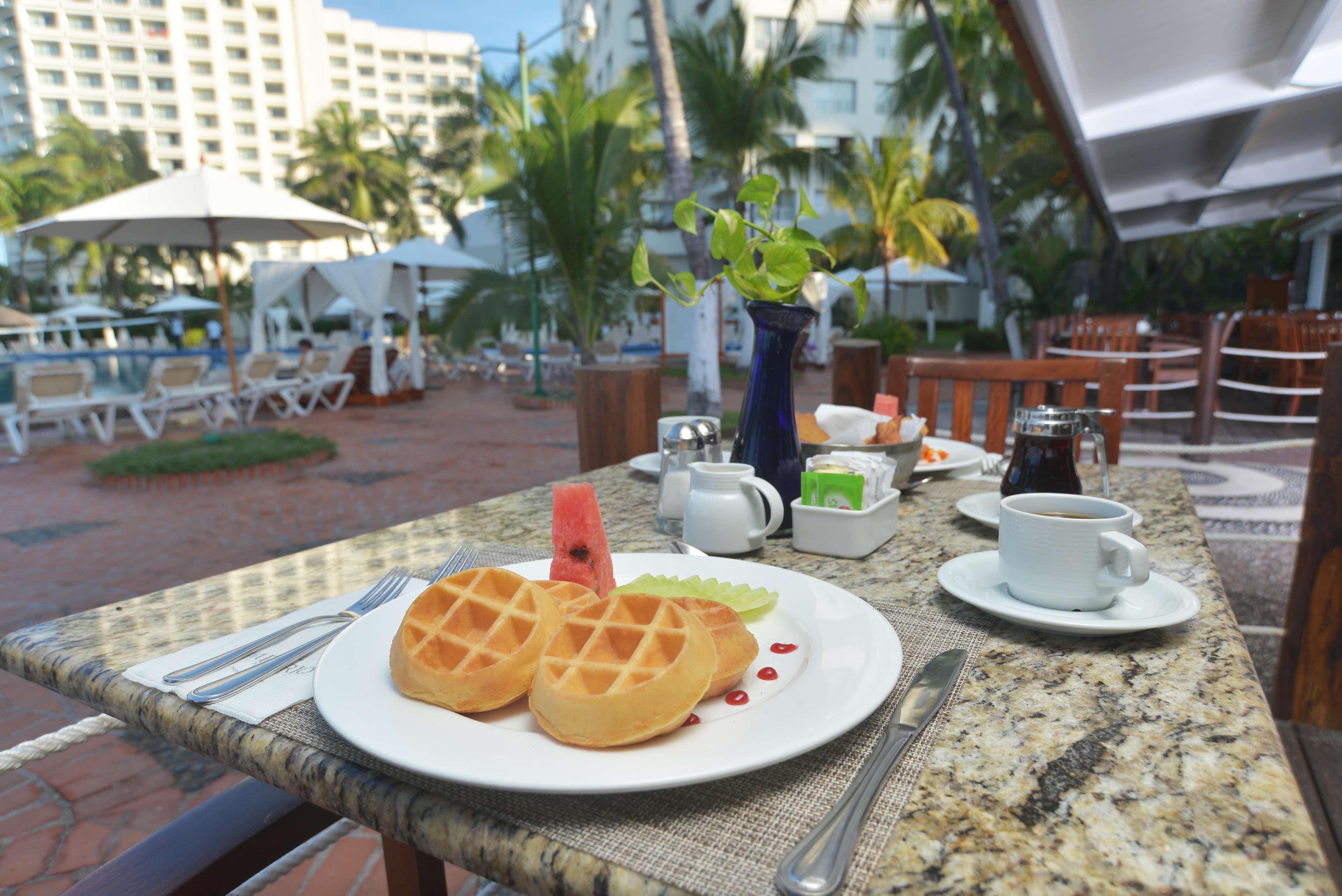 Hotel Emporio Ixtapa 5*