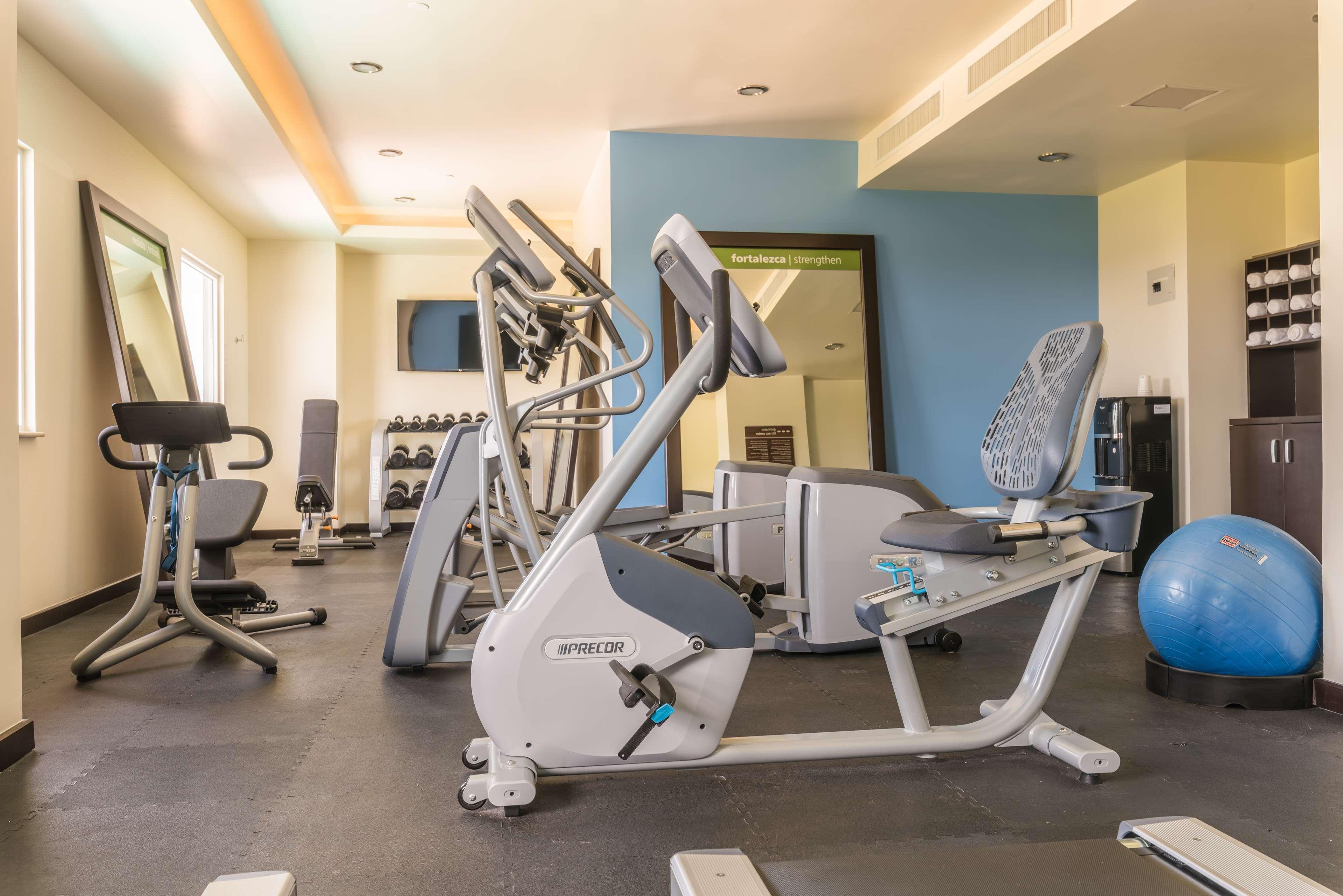 Hotel Hampton & Suites By Hilton Bajio 3*