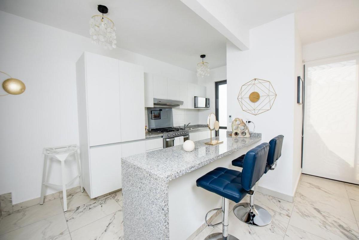 Charming & Comfortable House, 15 Min To Downtown Holiday home