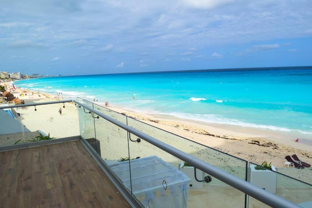 At The Beach, Balcony, Stunning Views, Gym, Jacuzi, Pool Apartment *