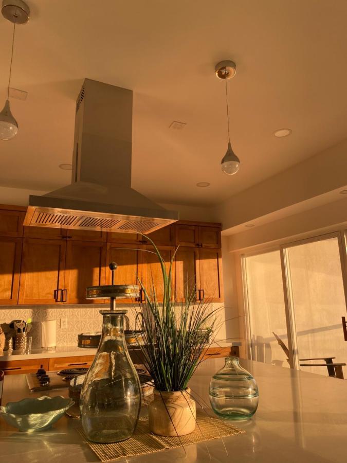 Beachfront 4 Bedroom Penthouse - Pool Steps To & Mins To Downtown