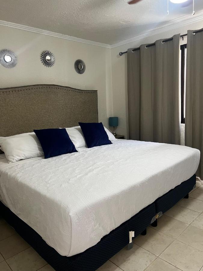 Apartment Cancun Hotel Zone, Beachfront 2 Bedroom Apartment - Prime Location *