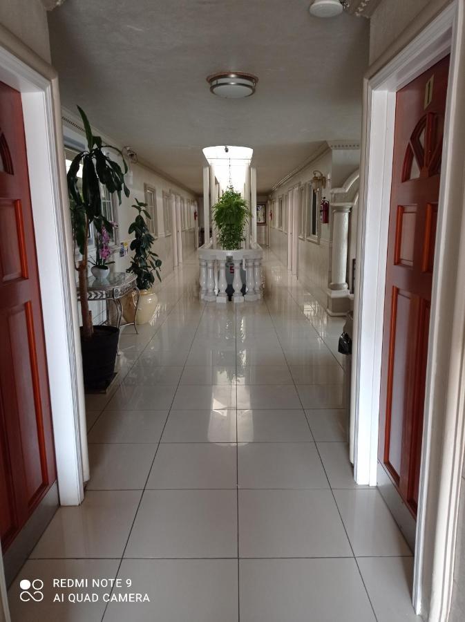 Leon Rojo Aparthotel