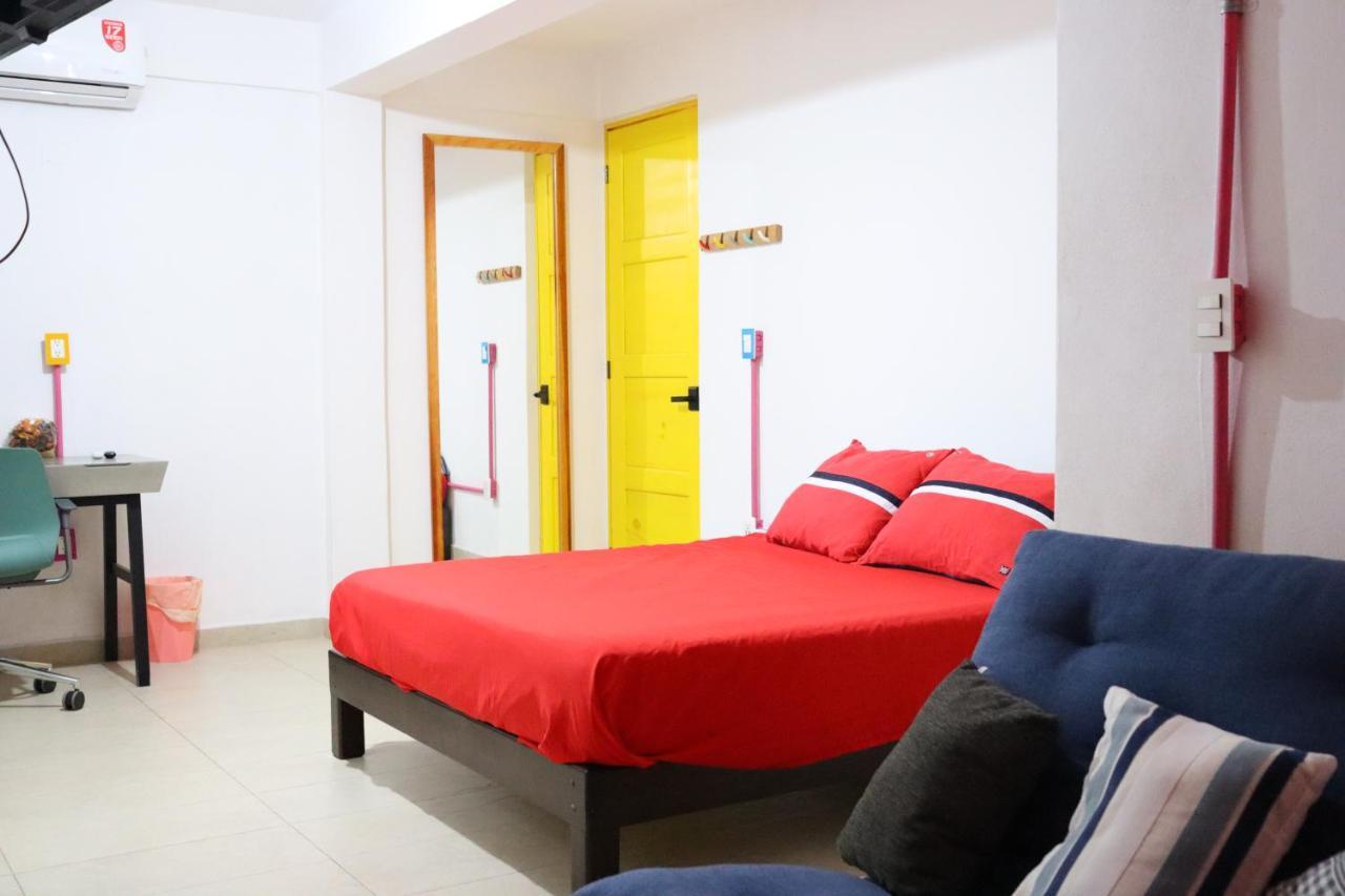 Guest house Casa Mandarine , Amazing Private W Balcony, Rooftop, Hammocks, Ac, Smartv, 100mbs! Zihuatanejo