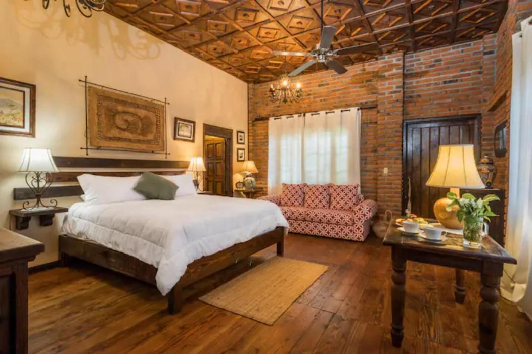 Flores Bed & Breakfast