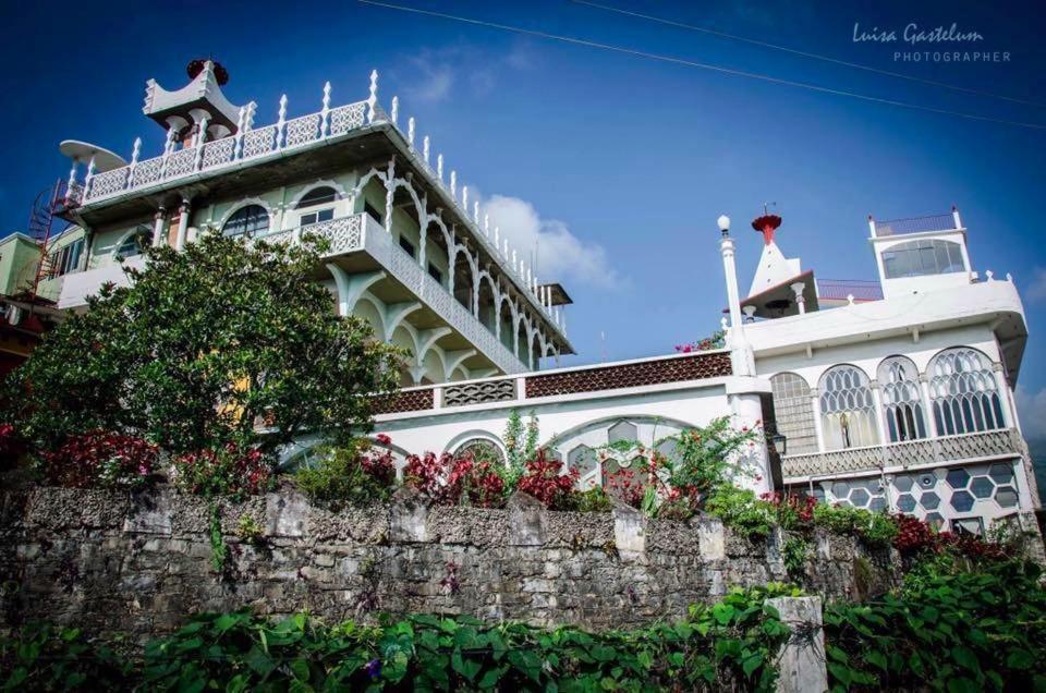 El Castillo Hotel *
